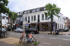 904651 Gezicht op de huizen Amsterdamsestraatweg 230 (links) -240 te Utrecht, met rechts de hoek met de Dahliastraat.